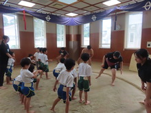 大学生とこどもたちによる相撲体験のようす