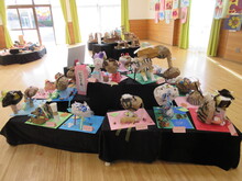 台の上に作品が展示されているようす