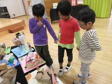 展示作品を見ているこどもたち