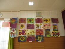 壁面に絵が並んで貼られているようす