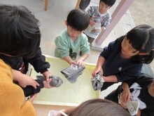 芋を洗うこどもたち