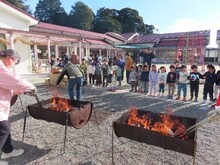 芋を焼く様子を遠くから観察するこどもたち