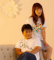 夕陽差し込む部屋のソファーでポーズを決めるギンララさん