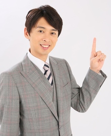 人差し指で示しながら笑顔でこちらを向く蓬莱さん