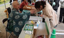 握手をするドンペイさん