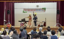 高齢者の皆さんと歌うGINLALA