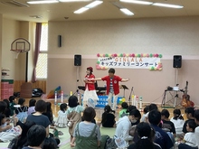 こどもたちと歌って踊るGINLALA