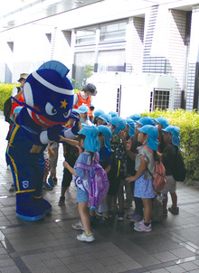 園児と交流するマグニー