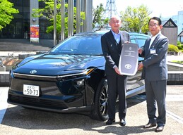 電動車の前での記念写真