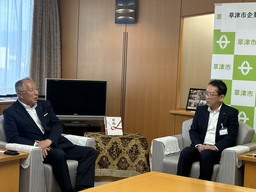 贈呈式で語らう様子