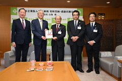 関係者が並ぶ記念写真