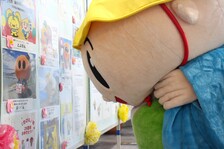 パネル展示を見ているたび丸