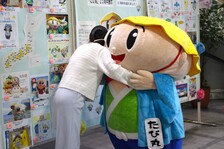 来庁者がたび丸と触れ合っている