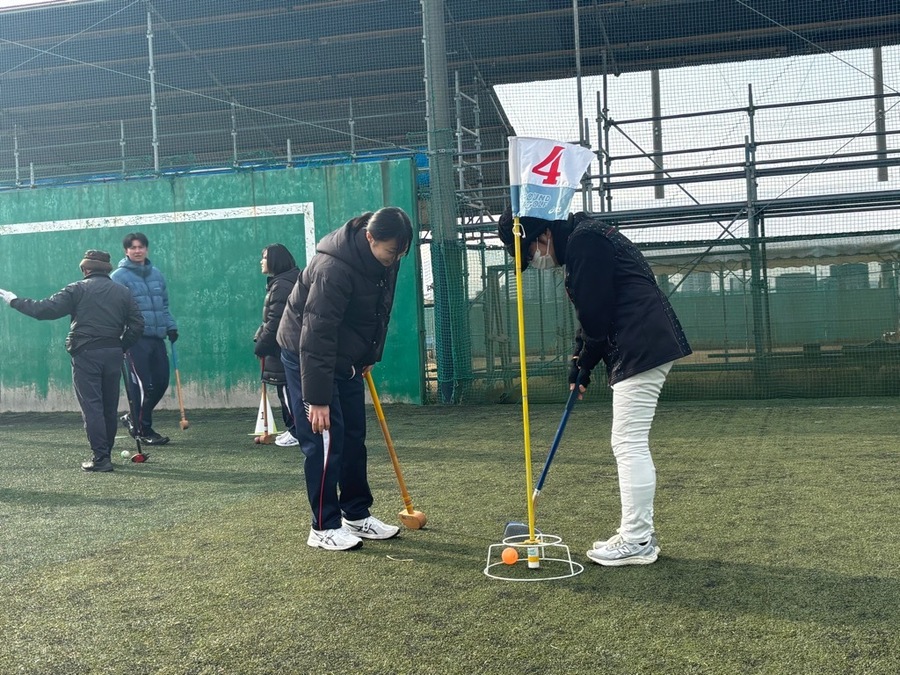 グラウンドゴルフをするようす