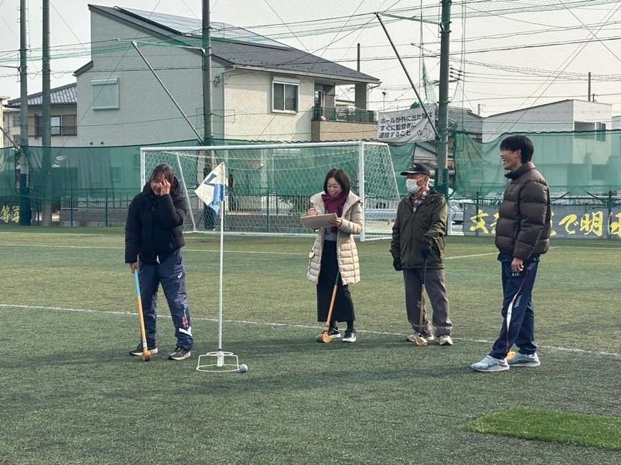 グラウンドゴルフに挑戦する高校生のようす1