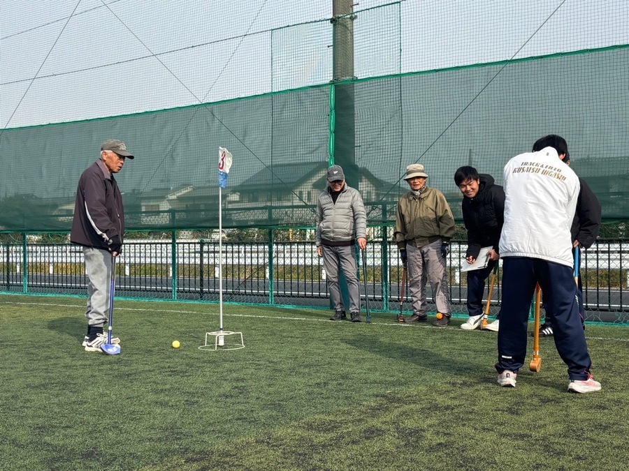 グラウンドゴルフに挑戦する高校生のようす3