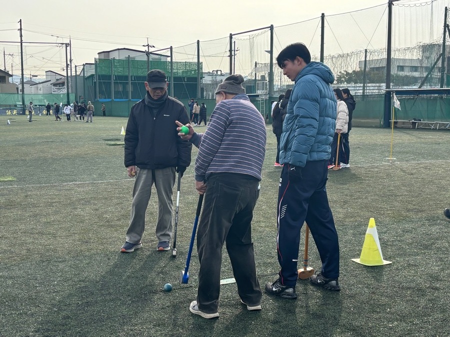 グラウンドゴルフを教える大人