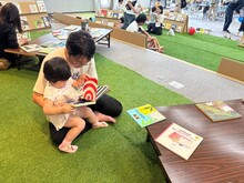 交換会で本を楽しんでいる様子