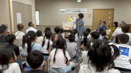読み聞かせのようすの写真