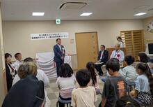 セレモニーで挨拶が行われている写真