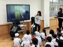 教室で学習するこどもたちの写真