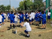 ヨシ簀づくりを実践する写真1