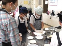おにぎりを握るこどものようす