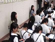 考える児童たち