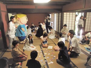かるた大会に参加する子供たちとたび丸