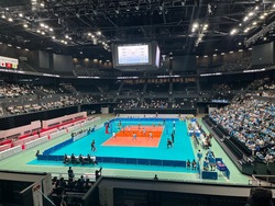 成年女子バレーボールの試合の様子の写真