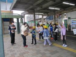 市民の方にしおりを手渡している様子