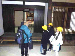 こどもたちが来場者に話しかける様子