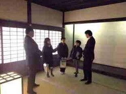 室内でのボランティアガイドの様子