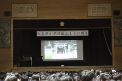 舞台上のスクリーンで、短編映画が上映されているようす