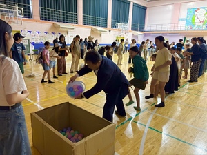 バケツリレーの様子