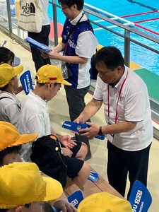 教育長がこどもたちに話しかけている様子