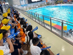 こどもたちが声援を送っている様子