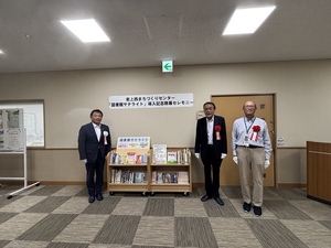 サテライトの前での記念撮影