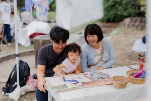 クリエーターズマーケットで作業をしている家族の様子