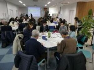 こども食堂を運営する方々と民生委員がグループに分かれて交流しました。