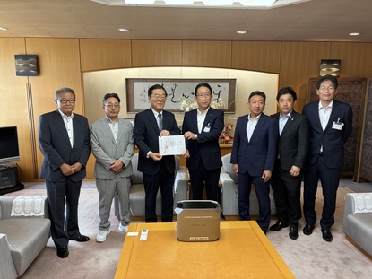 滋賀県電気工事工業組合の方々と市長及び本市職員の写真