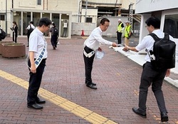 草津駅東出口での啓発の写真