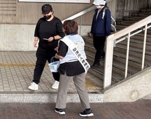 草津駅西出口での啓発の写真