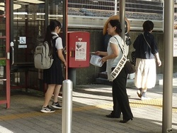 南草津駅東出口での啓発の写真
