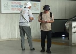南草津駅東出口での啓発の写真その2