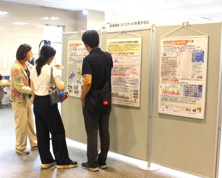 展示をみる来園者のようす