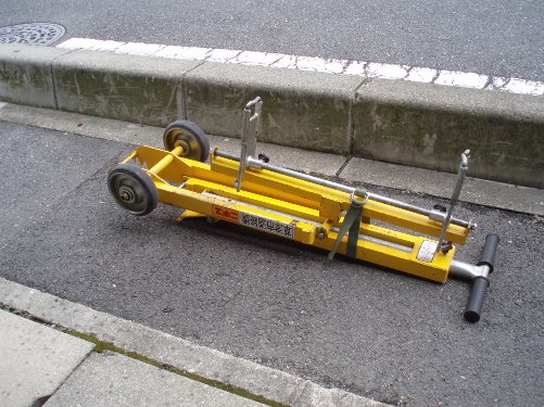 道路側溝蓋脱着機の写真