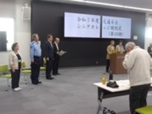 「交通安全の誓い」を唱和の様子