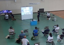自動車シミュレータと使った講話の様子