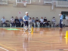 警察官の自転車の見本走行の様子